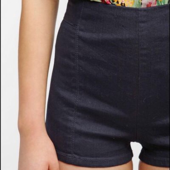 2/$15 💛 UO Kimchi Blue High Waisted Shorts - Picture 1 of 5